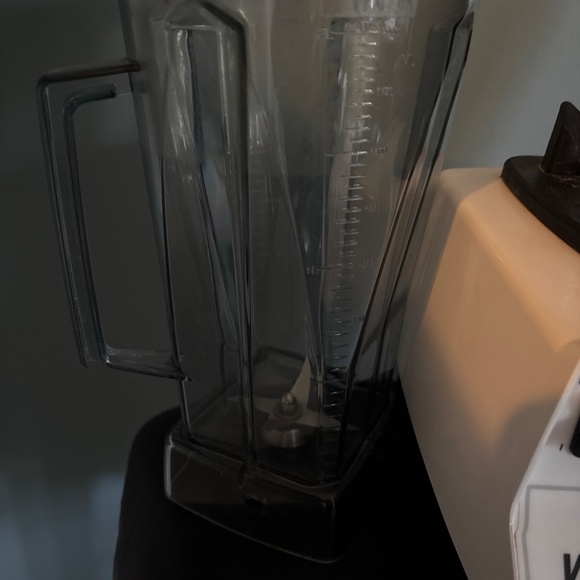 Vita-mix super 5000 with two canisters as shown unit works well no issues - Picture 5 of 11